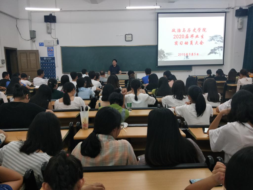 图为学院副院长齐新林讲话