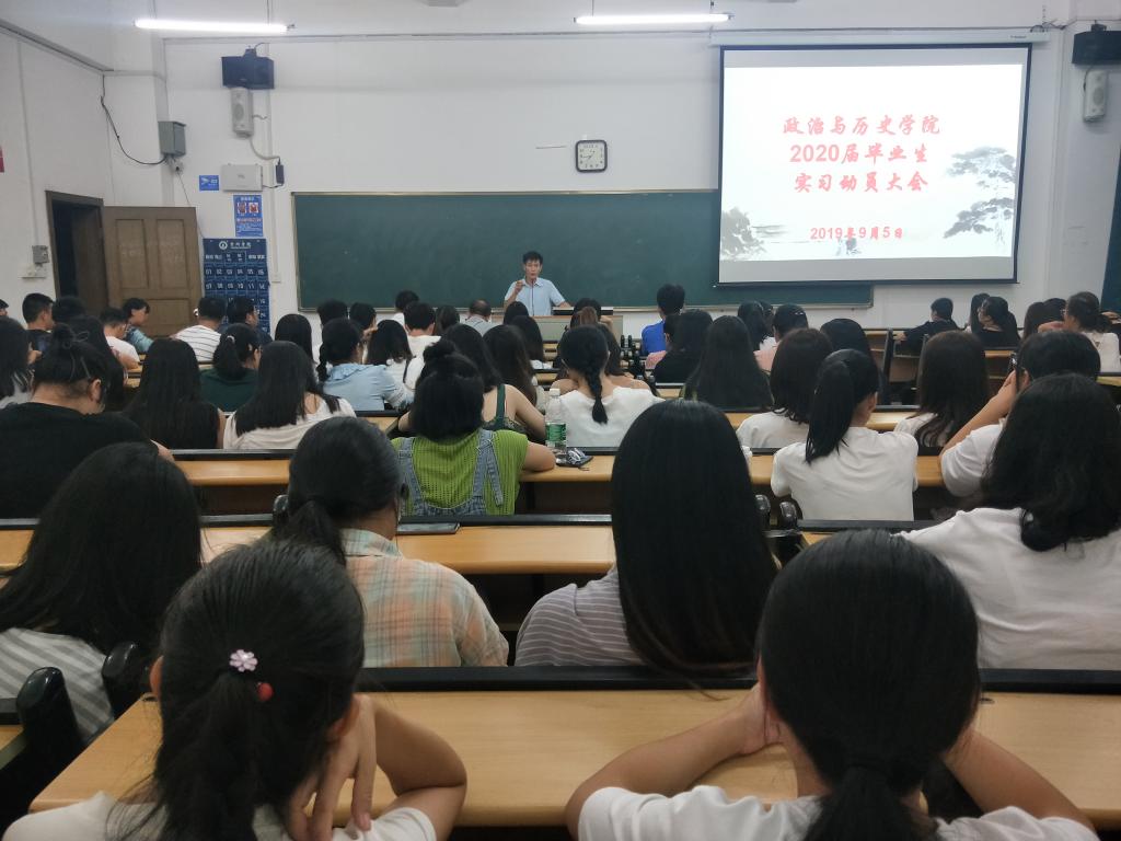 图为实践教研室主任陈彪安排工作
