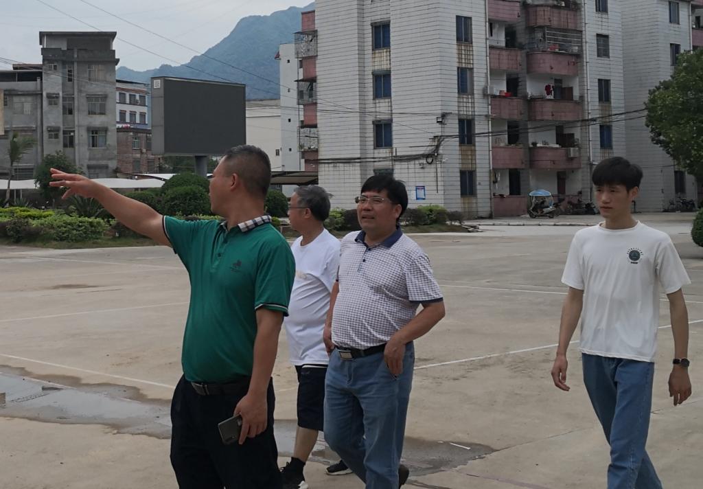 图为我院副院长齐新林(左二)与昭平五中学校领导参观校园