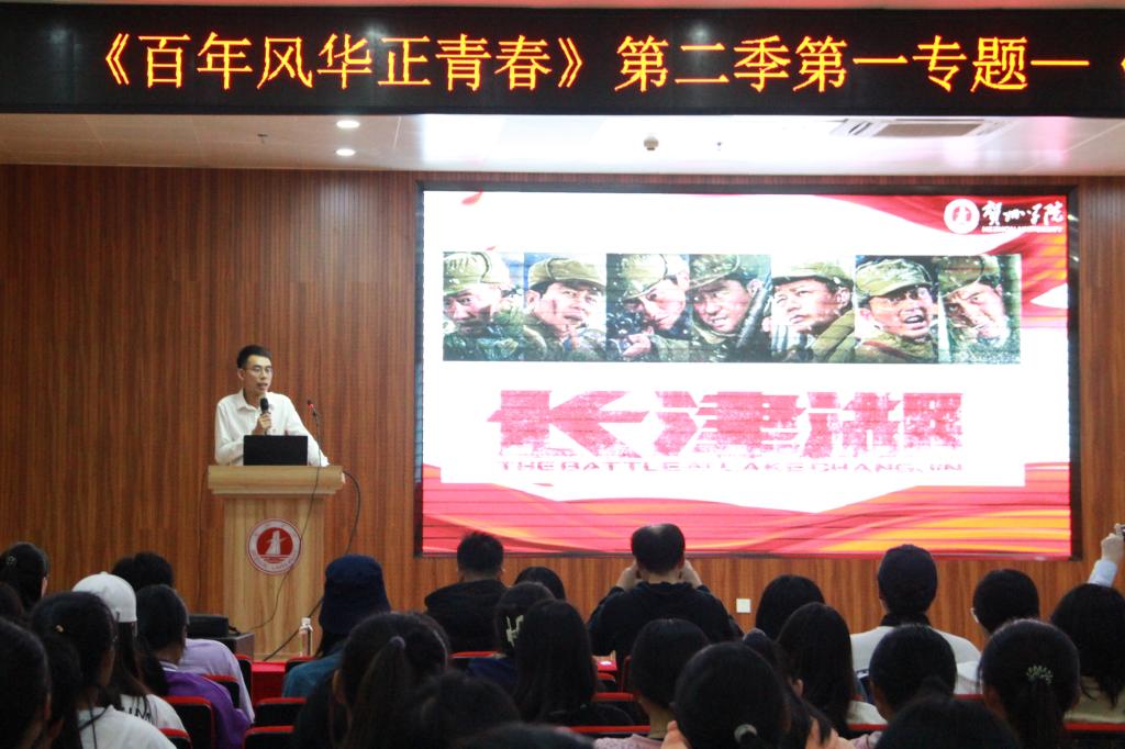 图为聂文凯讲课