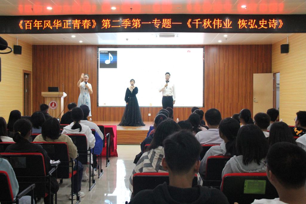 图为雷捷老师与学生助教