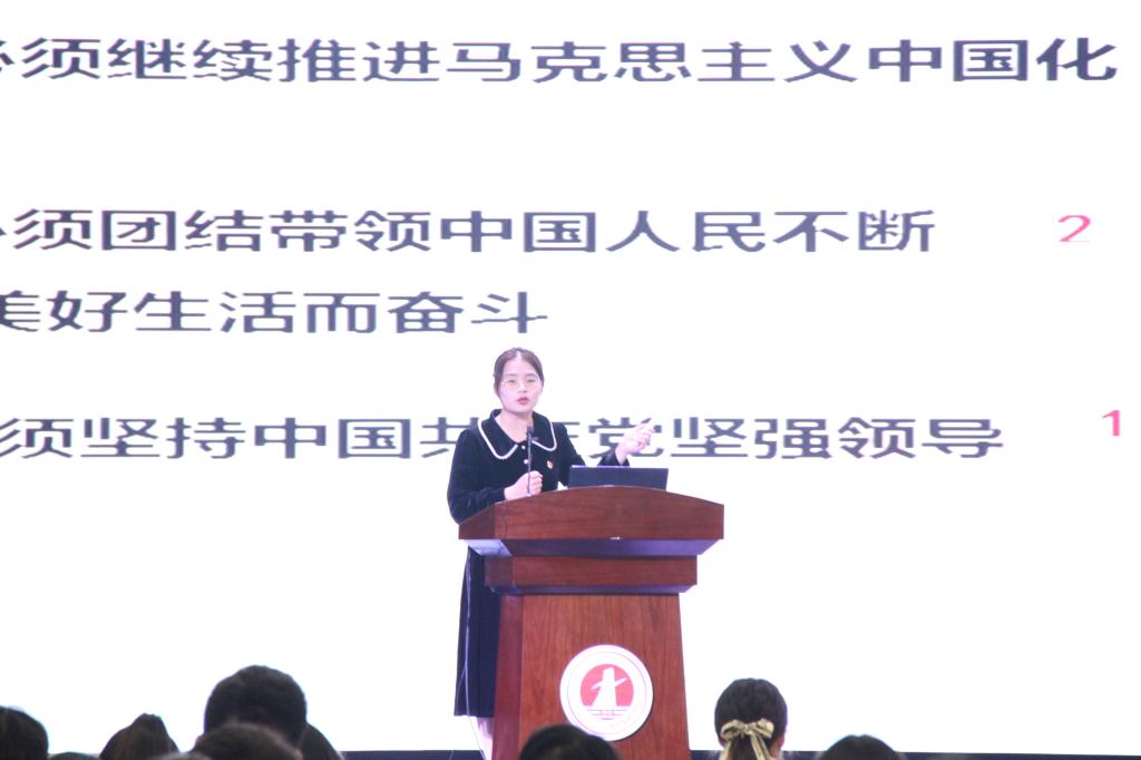 图为罗小苹讲课