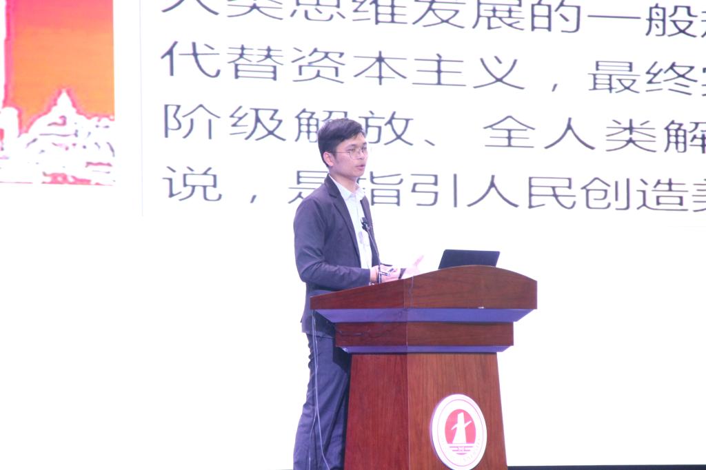 图为蒋声波讲课