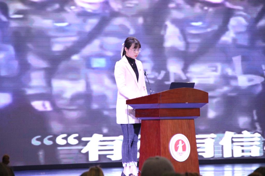 图为岑锦媚讲课