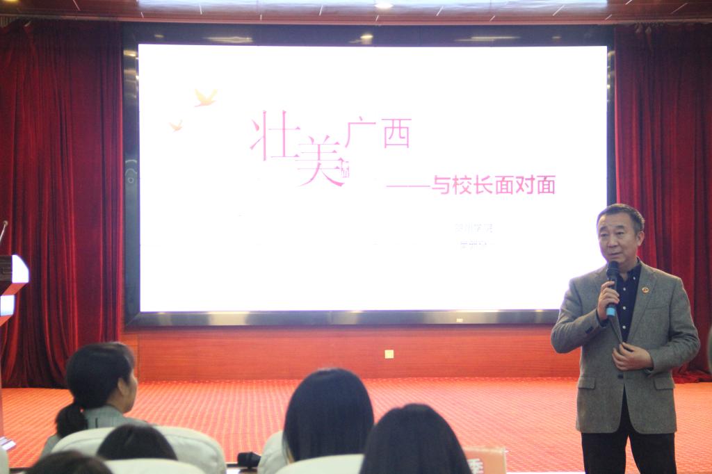 图为校长为学生解答