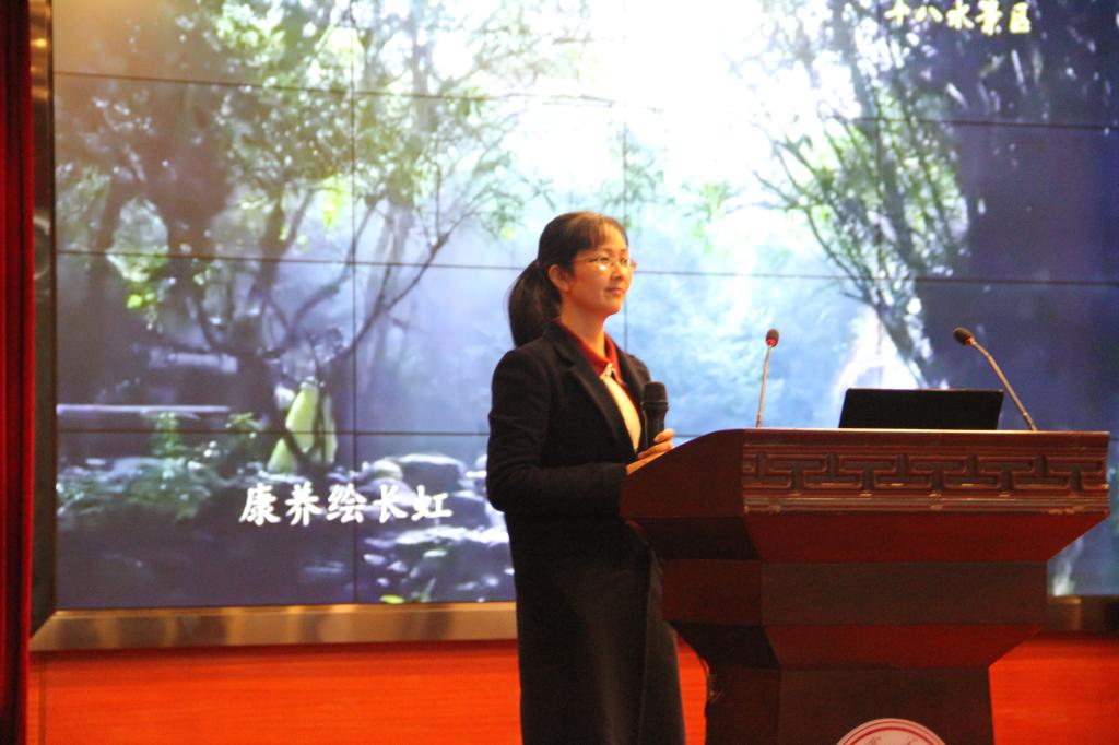 图为李秋燕老师讲课