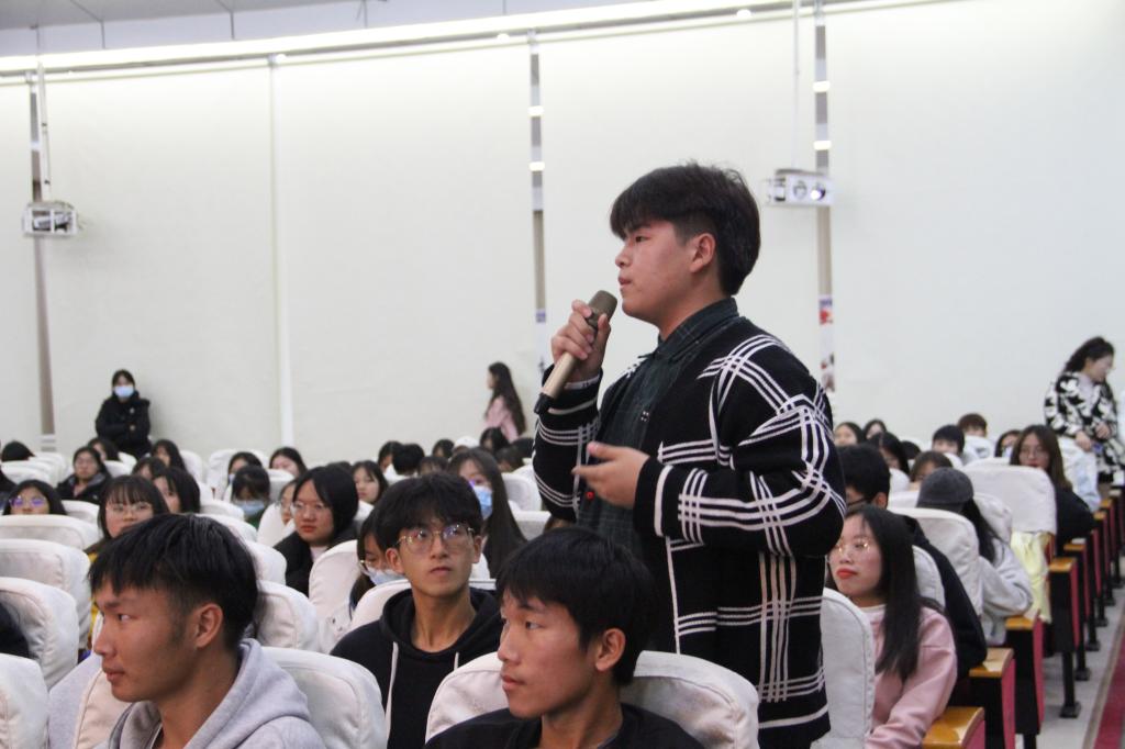 图为现场学生提问