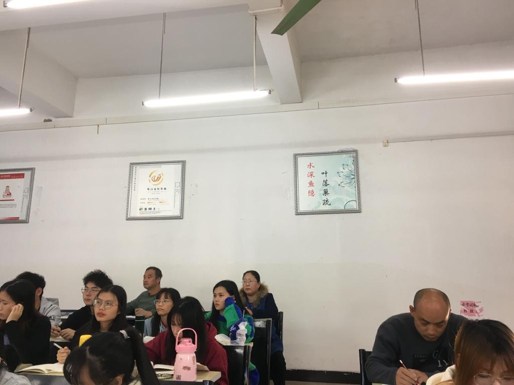 图为我院副院长郭纯平(左二)听巡课活动现场听课图片