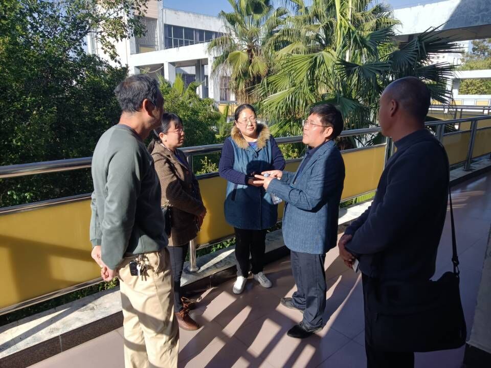 图为我院副院长郭纯平(左三)听巡课活动课后交流图片