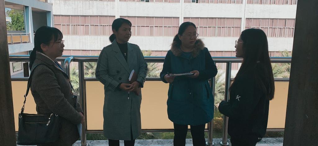 图为我院副院长郭纯平(右二)听巡课活动课后交流图片