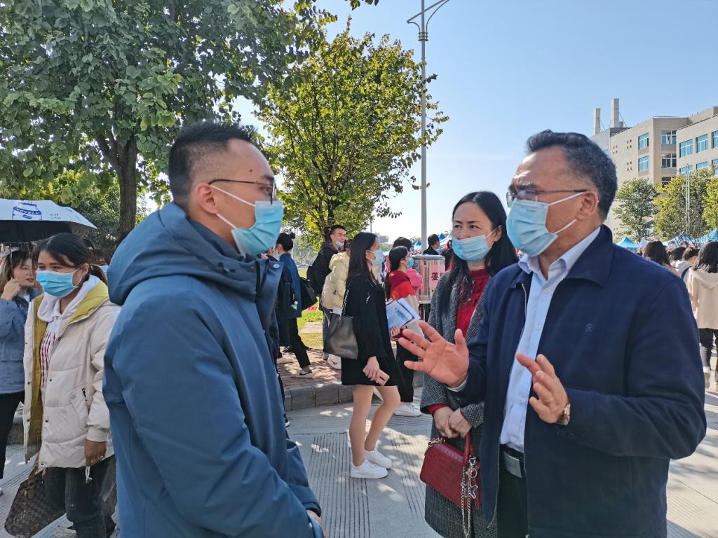 图为毛芳才副书记与我院毕业生石涛交流