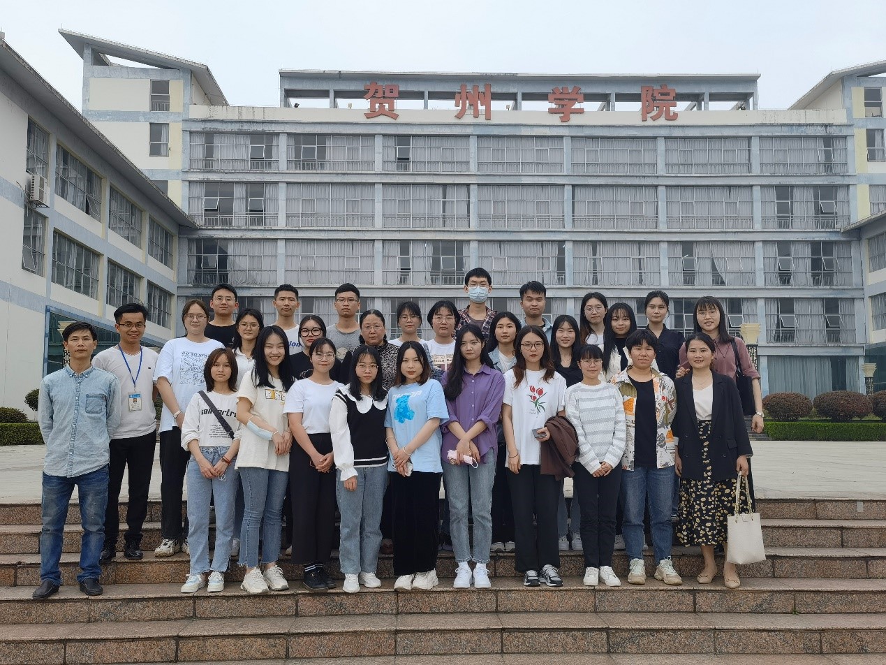 图为我院领导老师和昭平五中实习点实习生合影