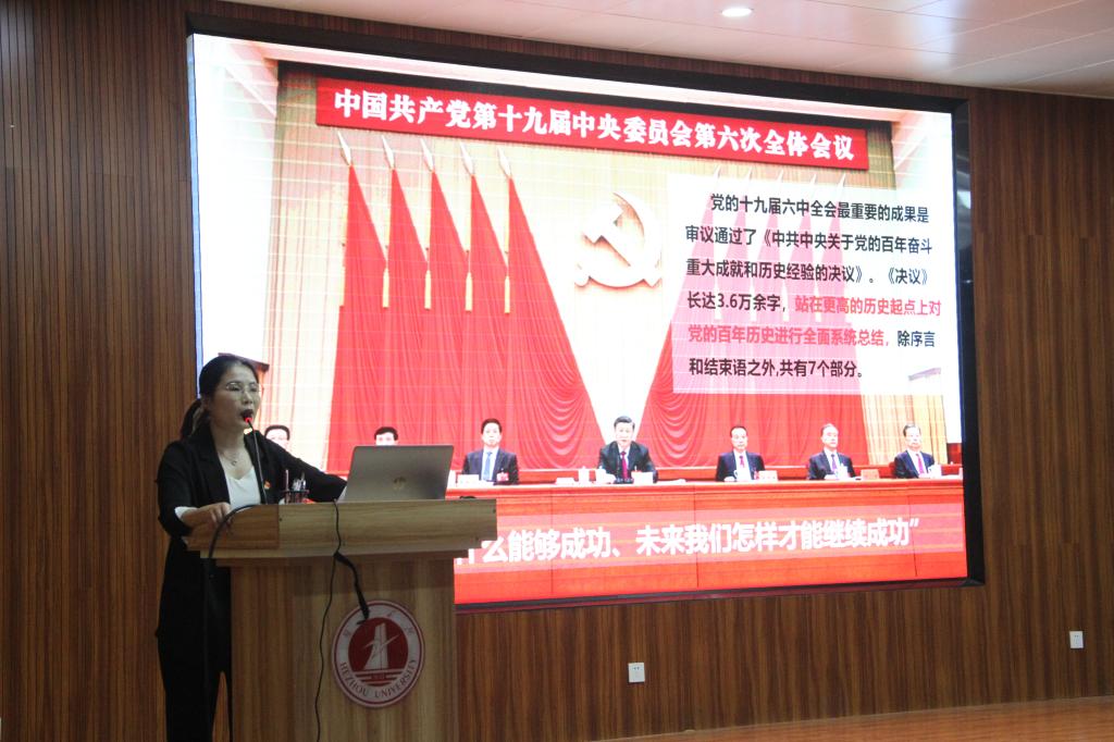 图为罗小苹授课