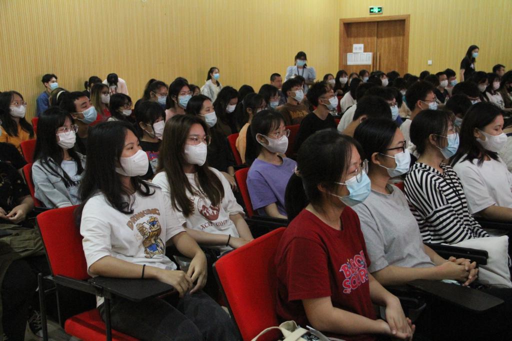 图为开课现场