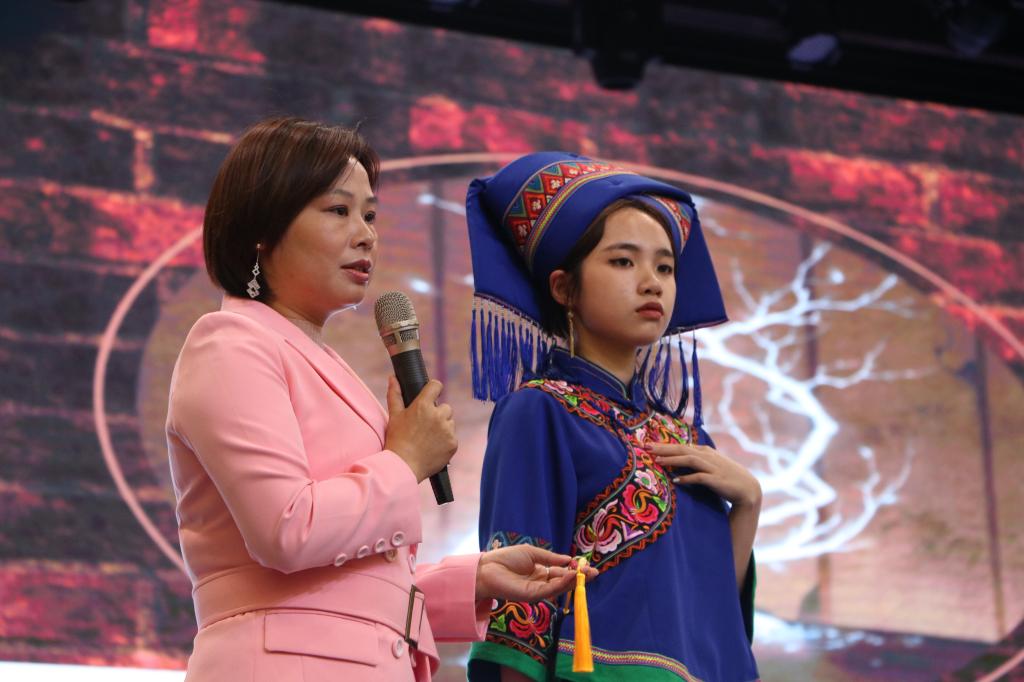 图为行业指导教师张爱华解读少数民族特色文化产品