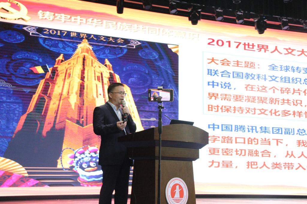 图为学校党委常委、副校长朱其现教授授课