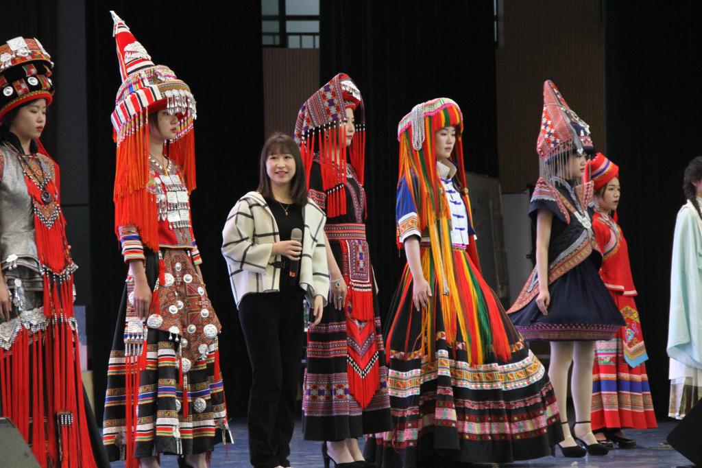 图为设计学院教师朱晓佳讲解服饰设计理念