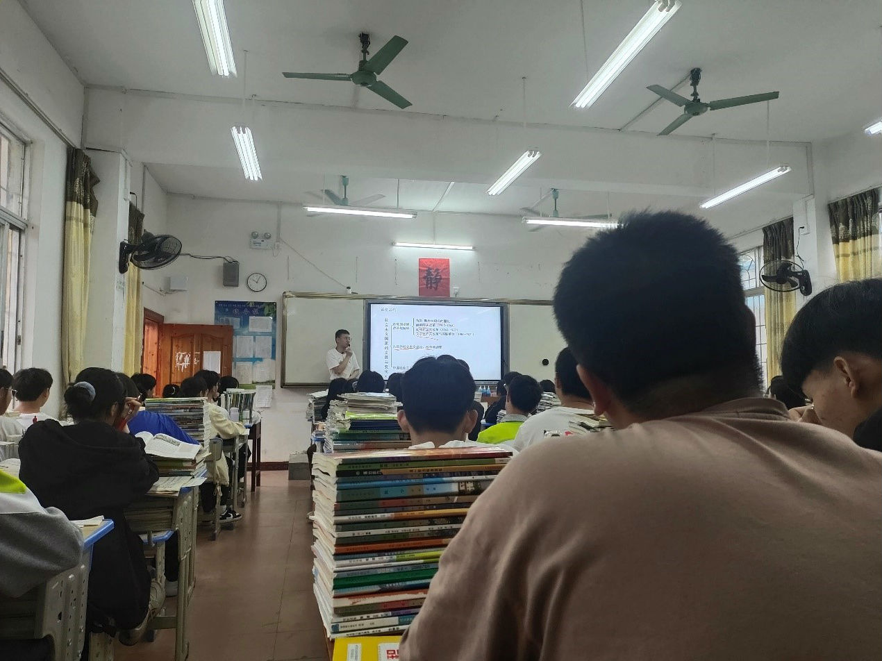 图为2018级历史学专业学生曹盾上课现场