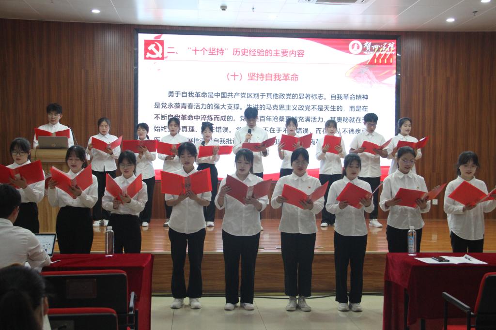 图为党员学生代表进行朗读