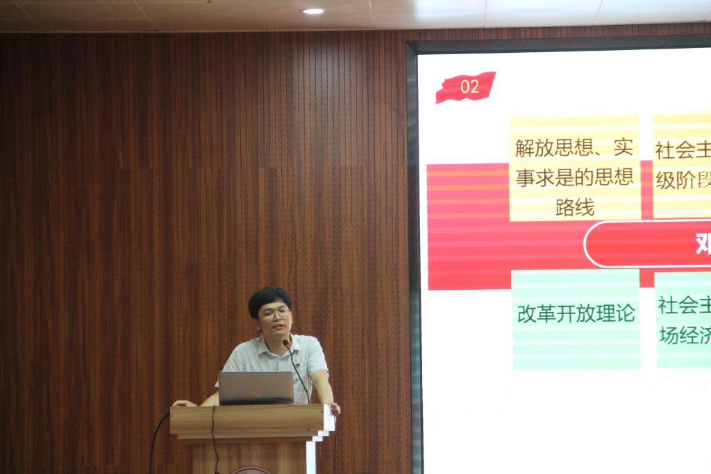 图为蒋声波老师讲课
