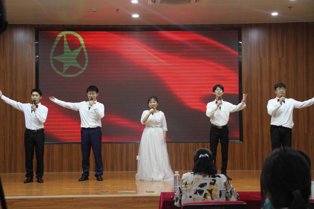 图为学生代表演唱
