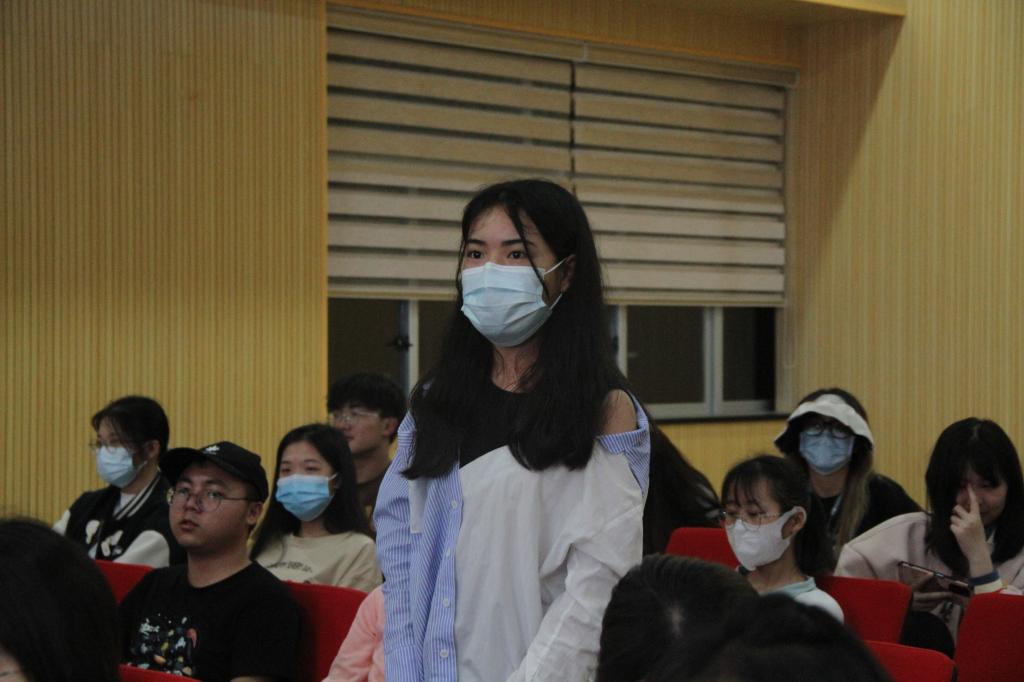 图为互动抢答学生答题