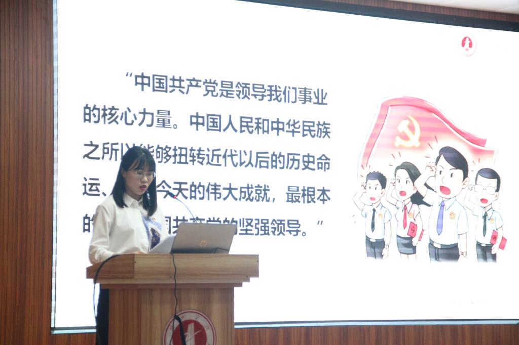 图为岑锦媚老师讲课