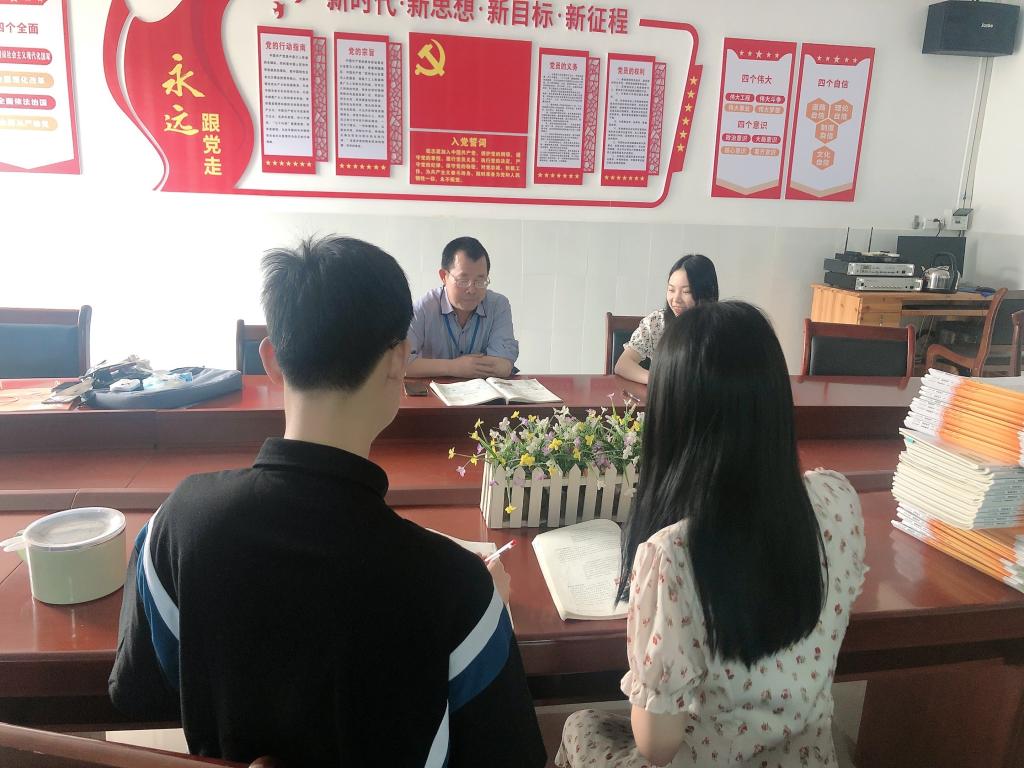 图为信都一中部分实习生评课现场