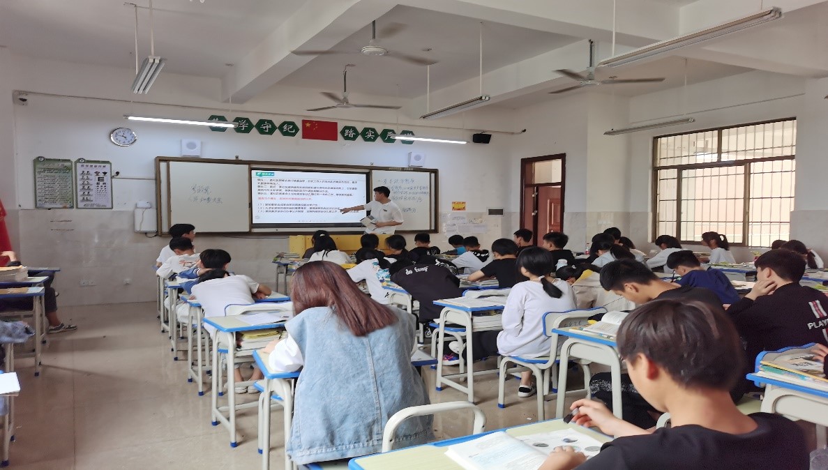 图为我院思想政治教育专业学生李任华上课现场