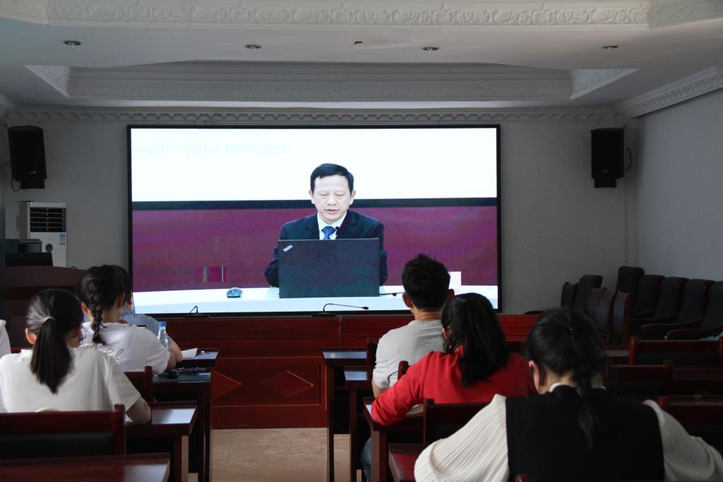 图为听课现场